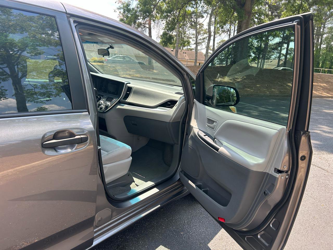 Used 2017 Toyota Sienna L FWD image 20