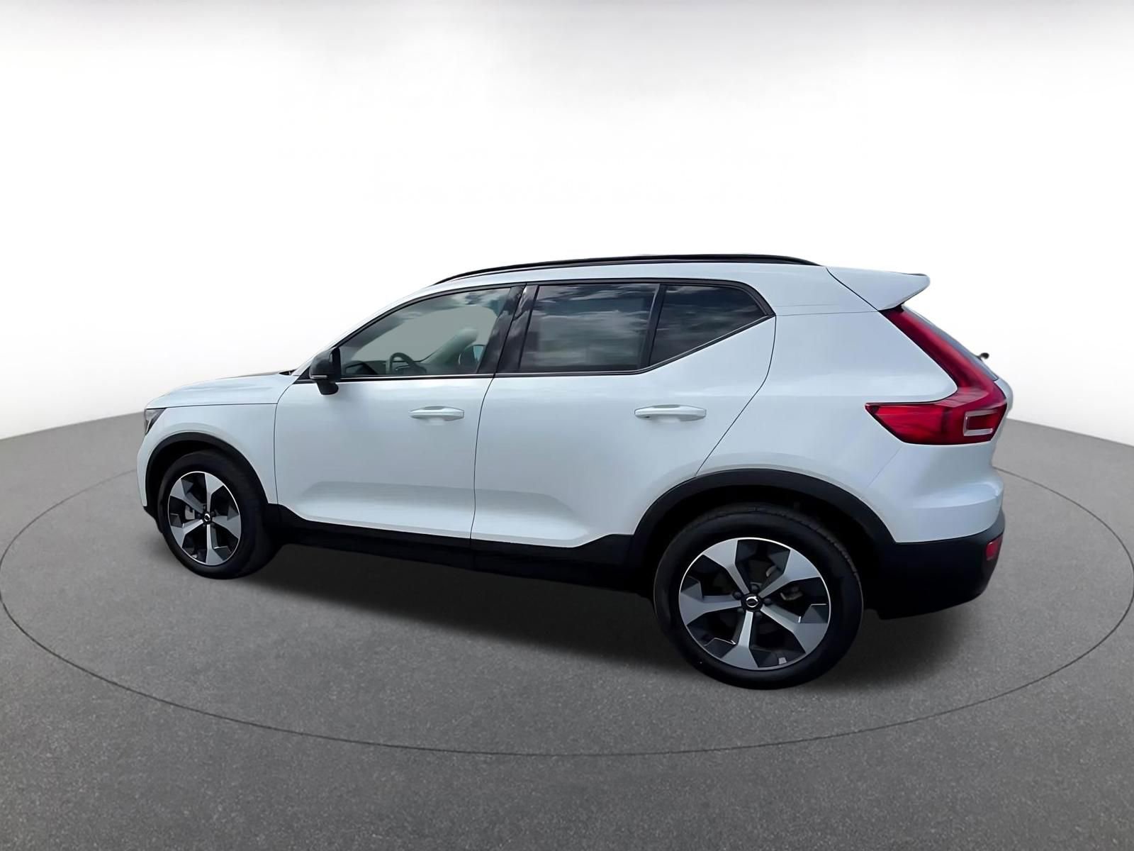Used 2024 Volvo XC40 B5 Core AWD/4WD image 10