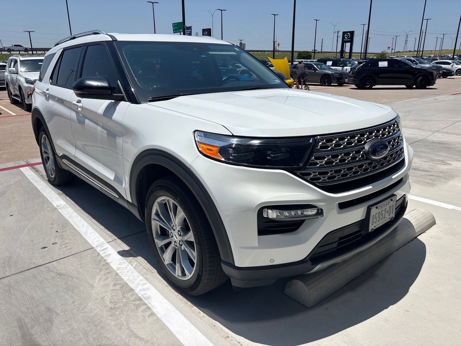 Used 2022 Ford Explorer Limited w/ Equipment Group 301A AWD/4WD image 3