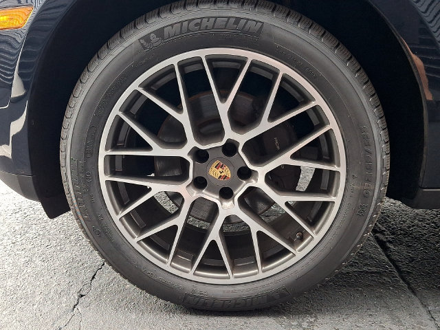 Certified 2018 Porsche Macan AWD/4WD image 15