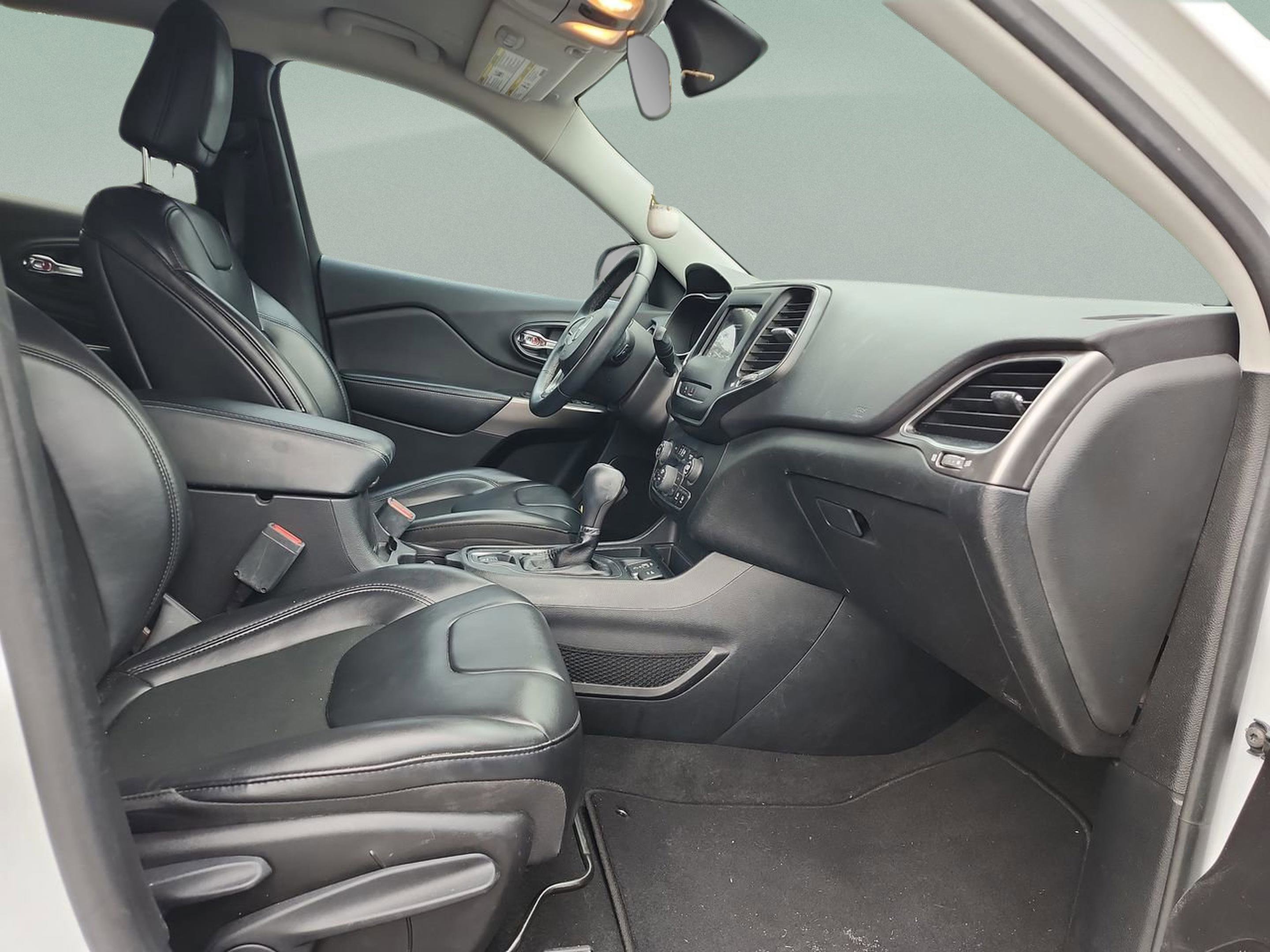 Used 2020 Jeep Cherokee Latitude Plus w/ Comfort/Convenience Group image 17