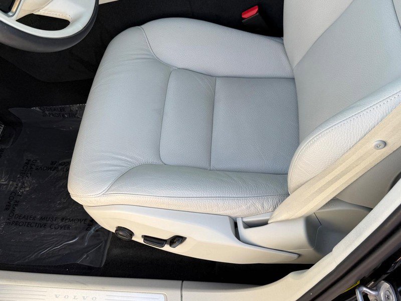 Used 2024 Volvo XC60 B5 Plus w/ Protection Package Premier image 18