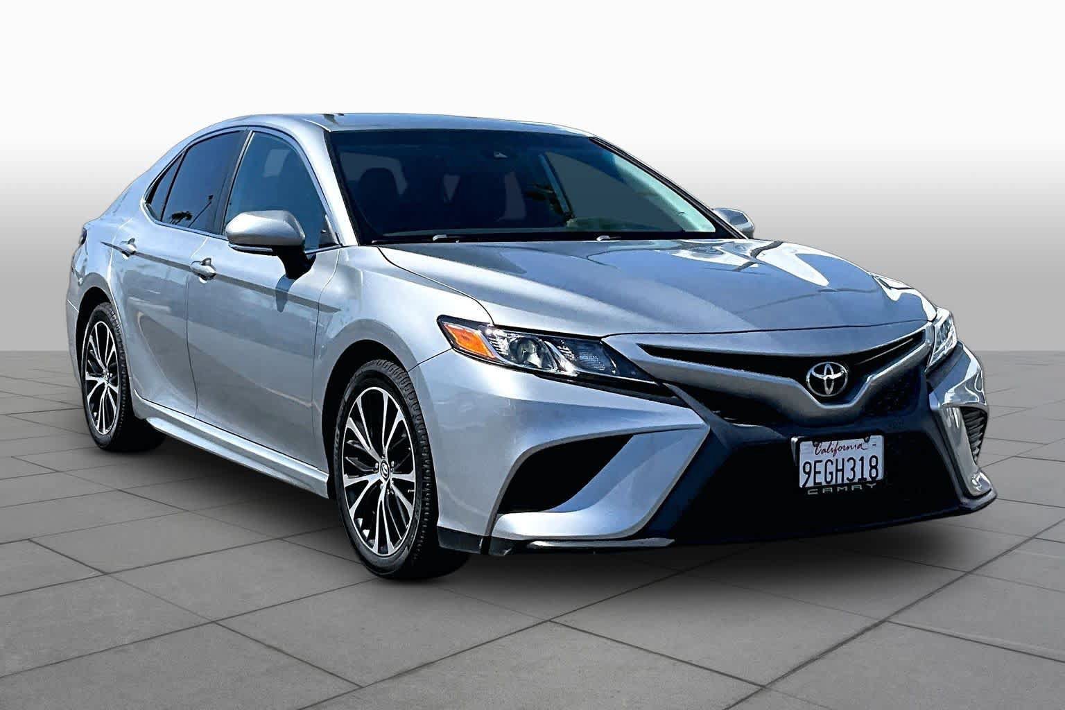 Used 2020 Toyota Camry SE w/ Convenience Package FWD image 2