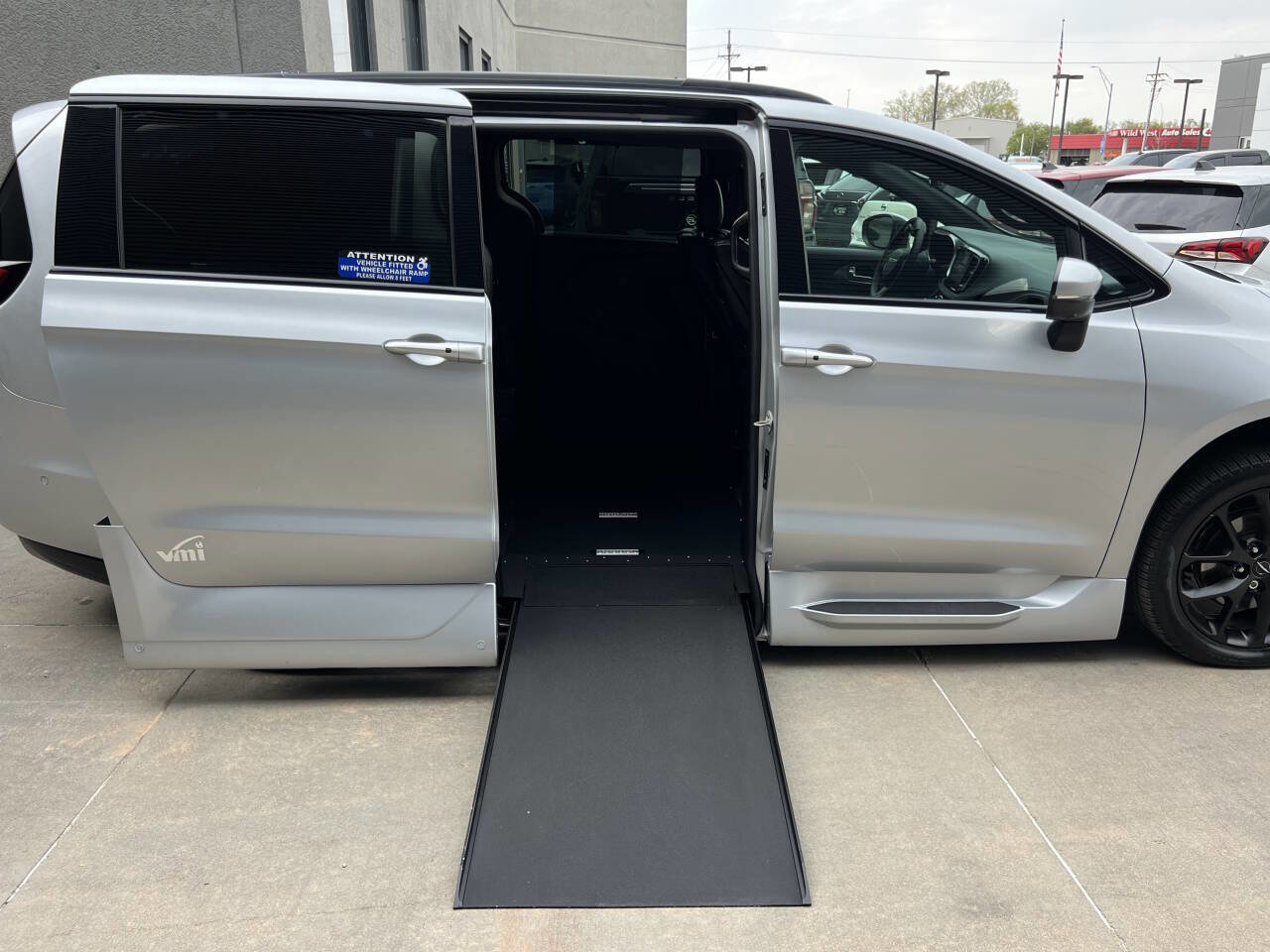 Used 2023 Chrysler Pacifica Touring-L w/ Uconnect Theater Family Group image 8