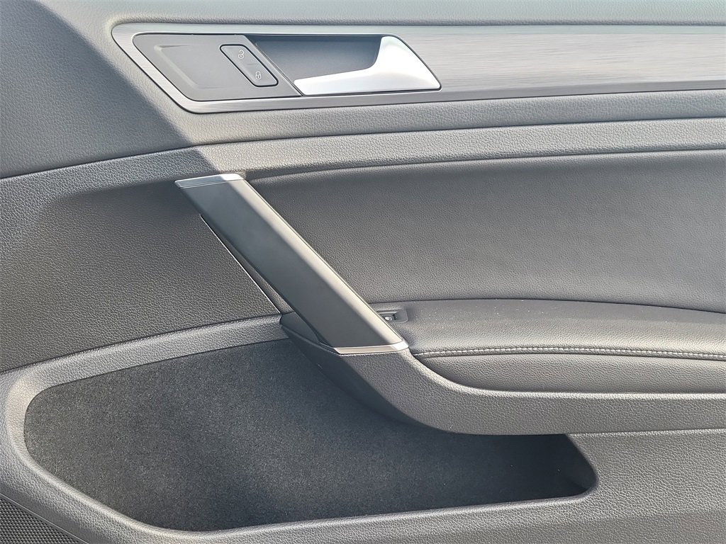 Used 2018 Volkswagen Golf SE image 18