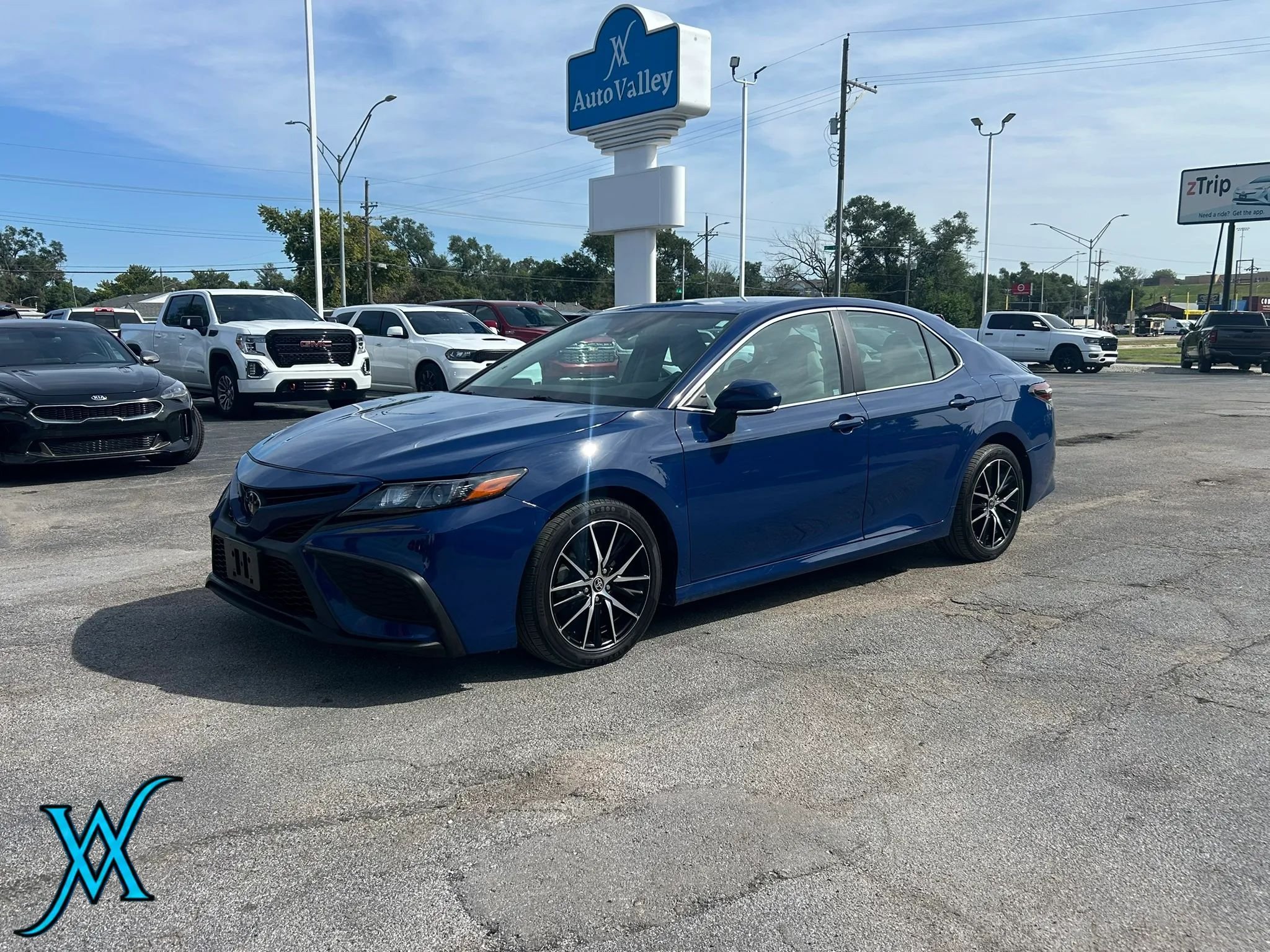 Used 2023 Toyota Camry SE w/ Cold Weather Package FWD image 3