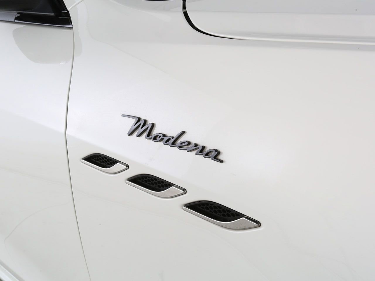 Used 2023 Maserati Ghibli Modena Q4 AWD/4WD image 15