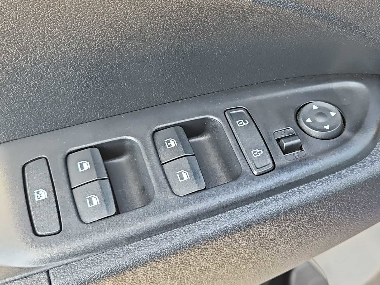 Certified 2025 Hyundai Venue SE image 17