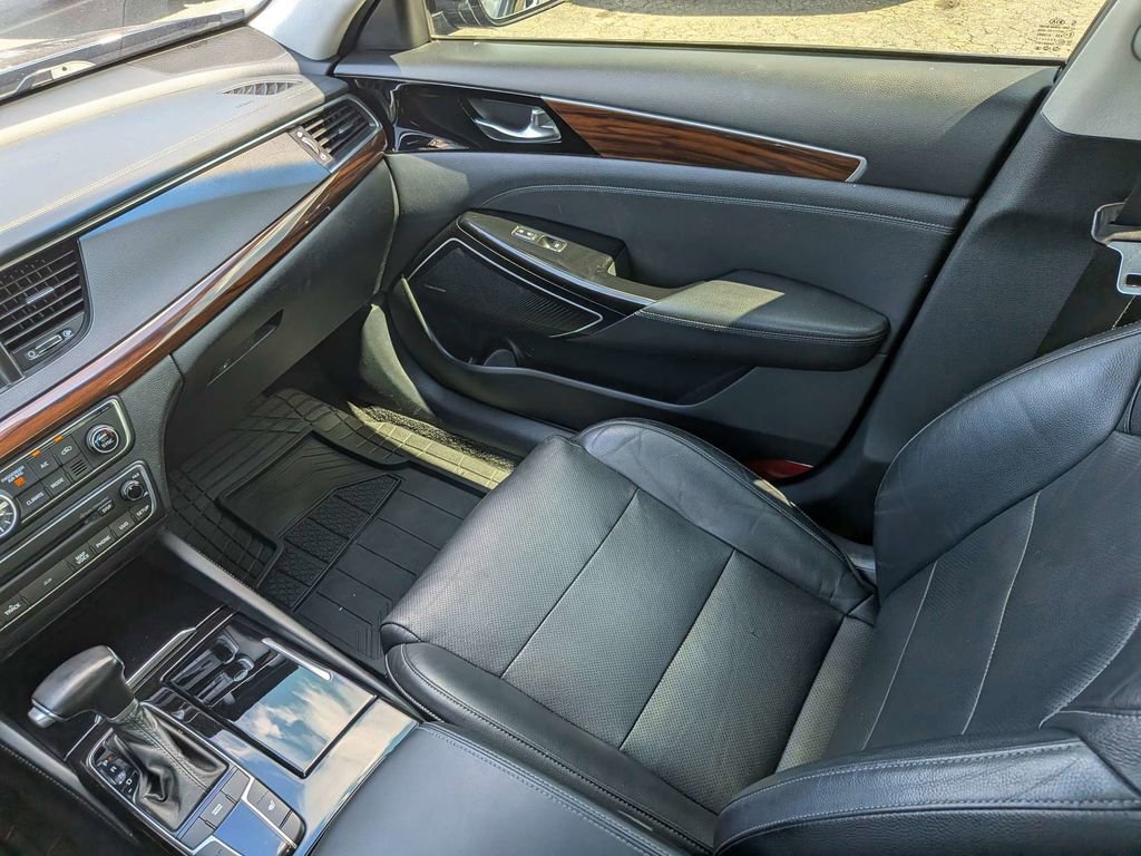 Used 2017 Kia Cadenza Premium w/ Luxury Package FWD image 16