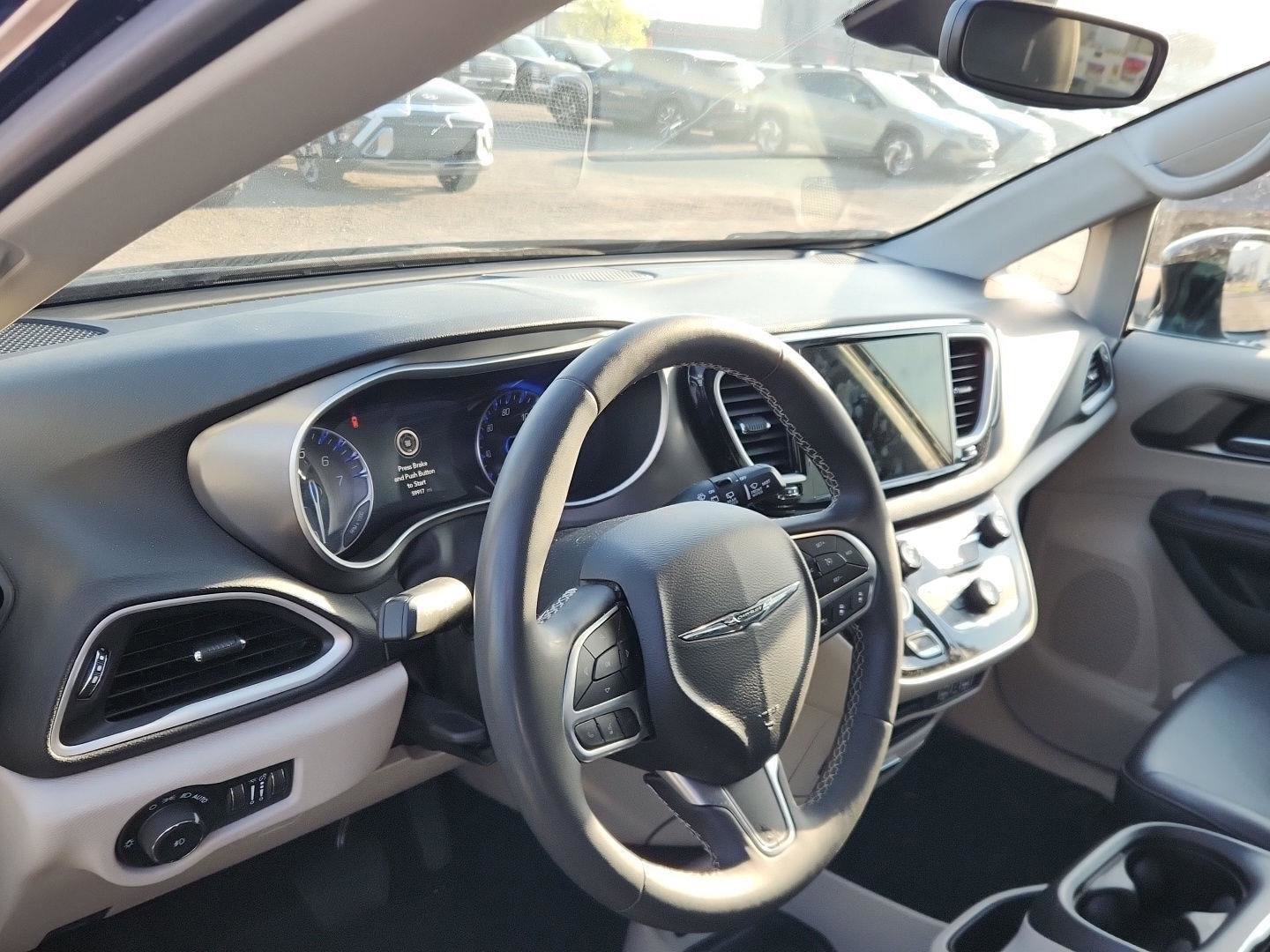 Used 2024 Chrysler Pacifica Touring-L FWD image 12