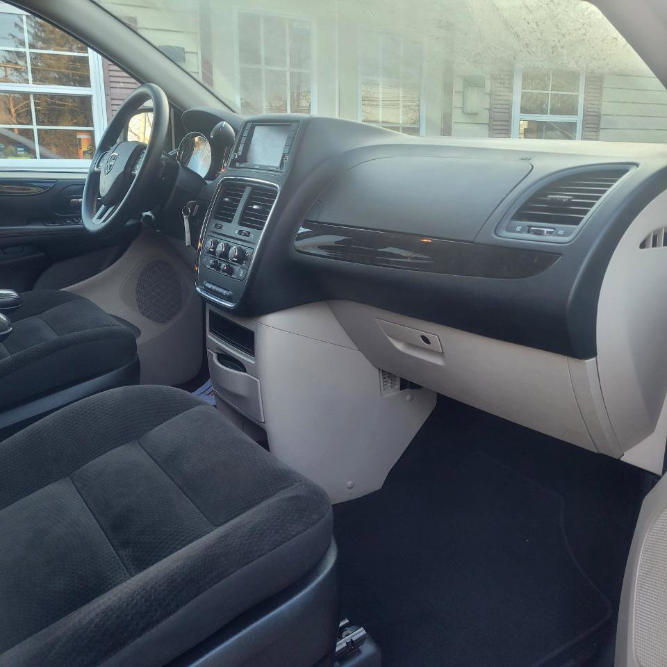 Used 2018 Dodge Grand Caravan SE w/ UConnect Hands-Free Group image 23