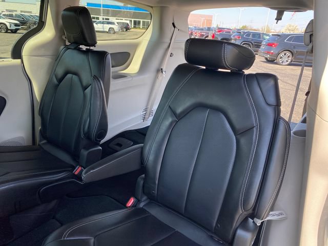 Used 2024 Chrysler Pacifica Touring-L FWD image 16