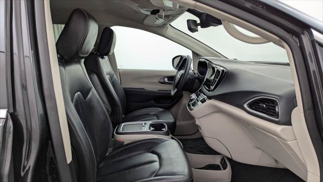 Used 2023 Chrysler Pacifica Touring-L FWD image 22