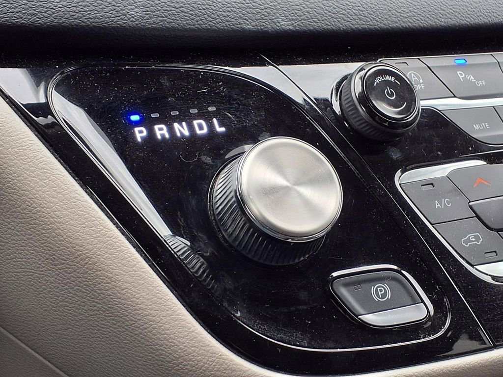 Used 2023 Chrysler Pacifica Touring-L image 23