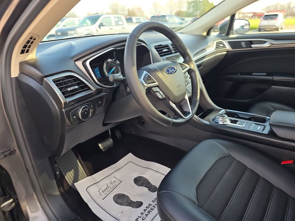 Used 2017 Ford Fusion SE w/ Equipment Group 201A image 14