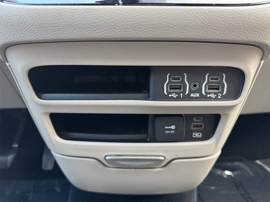 Used 2022 Chrysler Pacifica Touring-L image 29