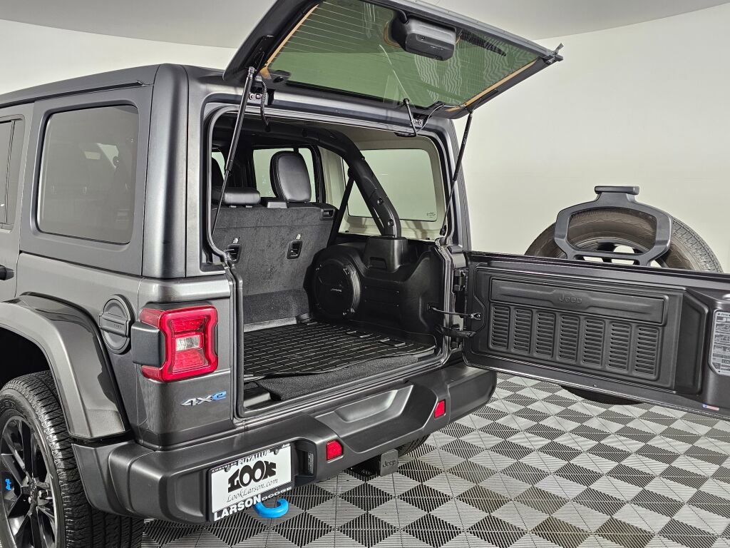 Used 2023 Jeep Wrangler Unlimited Sahara w/ Cold Weather Group AWD/4WD image 14
