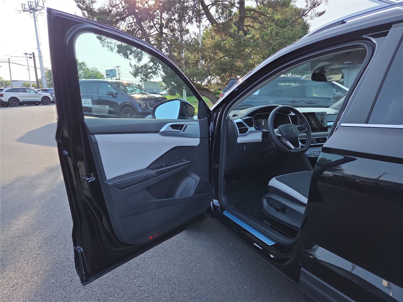 New 2026 Volkswagen Taos SE w/ Panoramic Sunroof Package FWD image 11