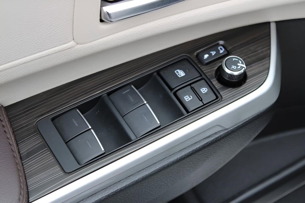 Certified 2024 Toyota Sienna Platinum image 18