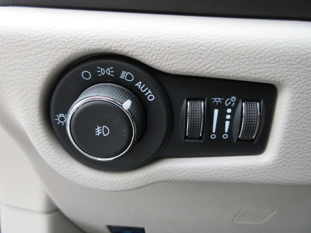 Used 2023 Chrysler Pacifica Touring-L image 23