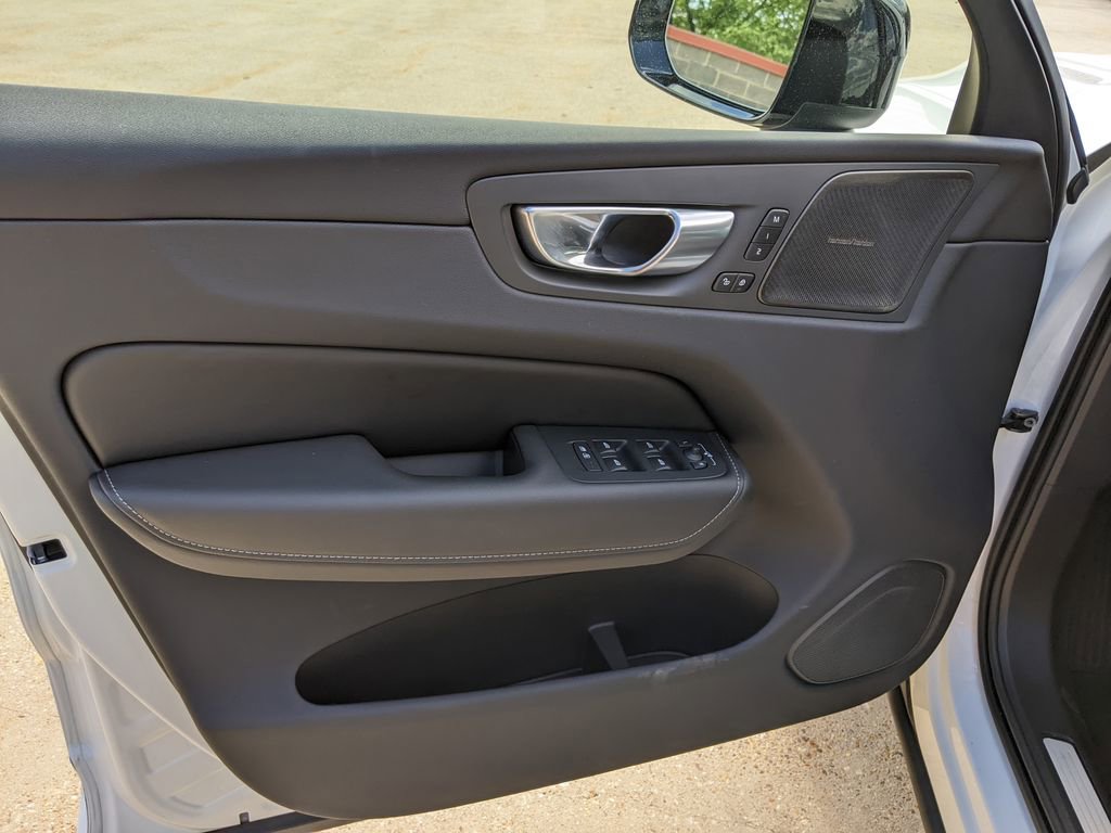 Certified 2025 Volvo XC60 T8 Ultra w/ Climate Package AWD/4WD image 9