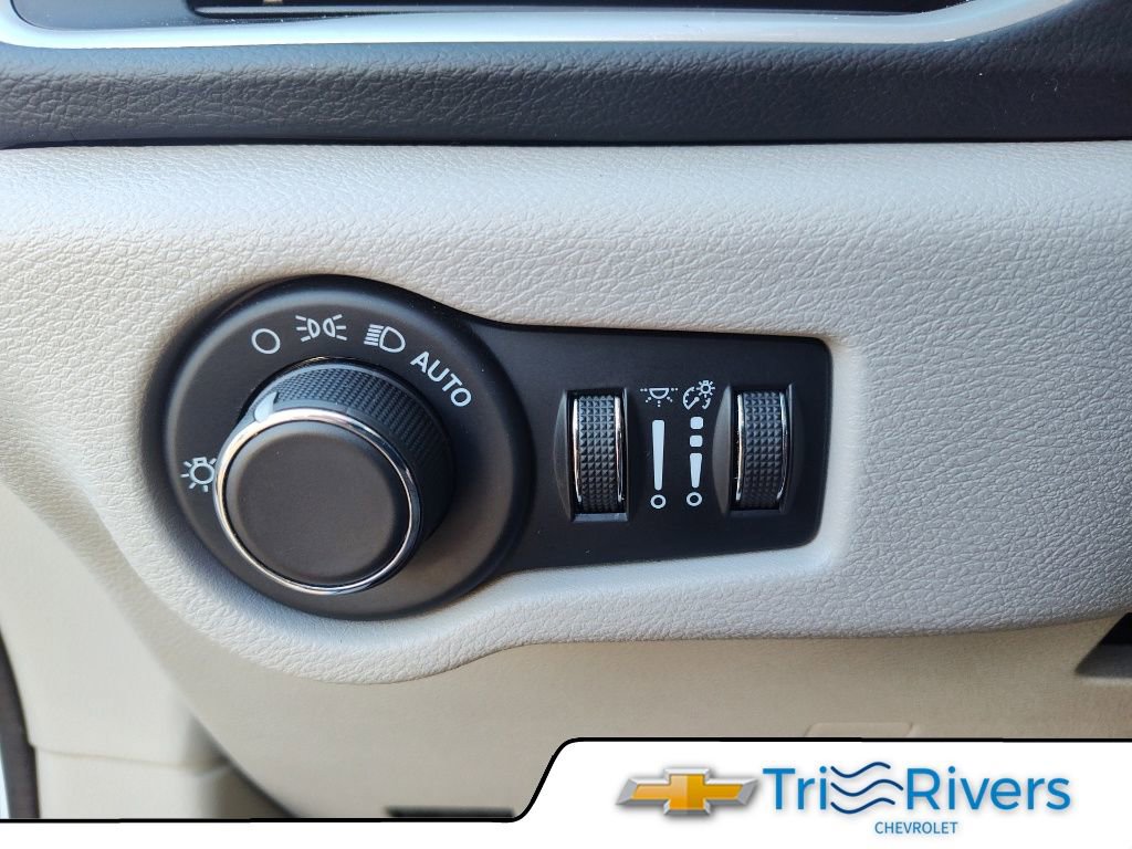 Used 2023 Chrysler Voyager LX image 9