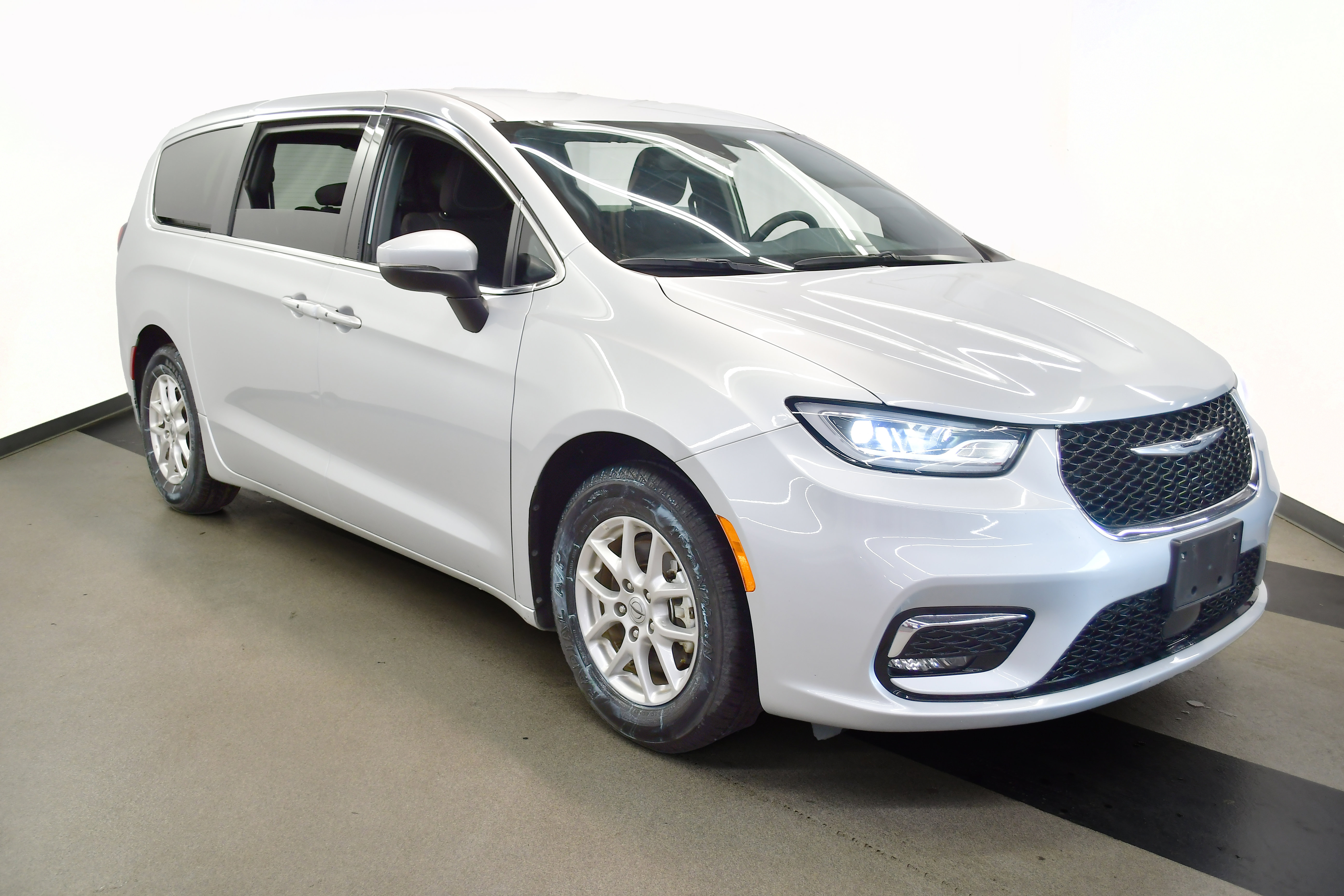 Used 2023 Chrysler Pacifica Touring FWD image 2