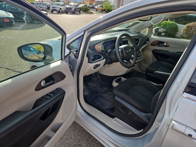 Used 2023 Chrysler Voyager LX image 8