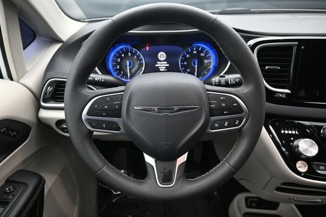 Used 2024 Chrysler Pacifica Touring-L FWD image 16