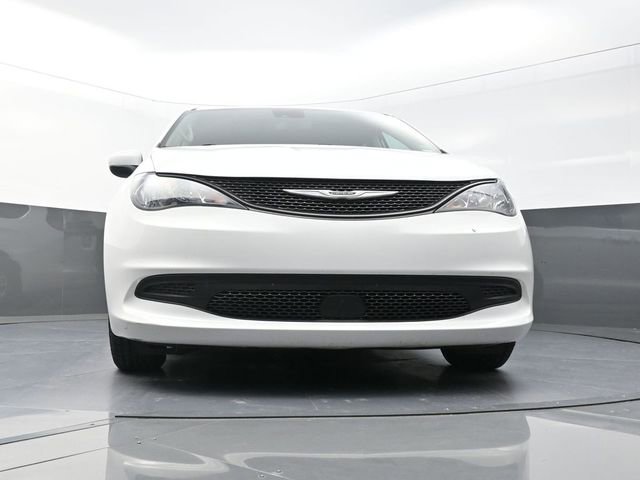 Used 2023 Chrysler Voyager LX image 32