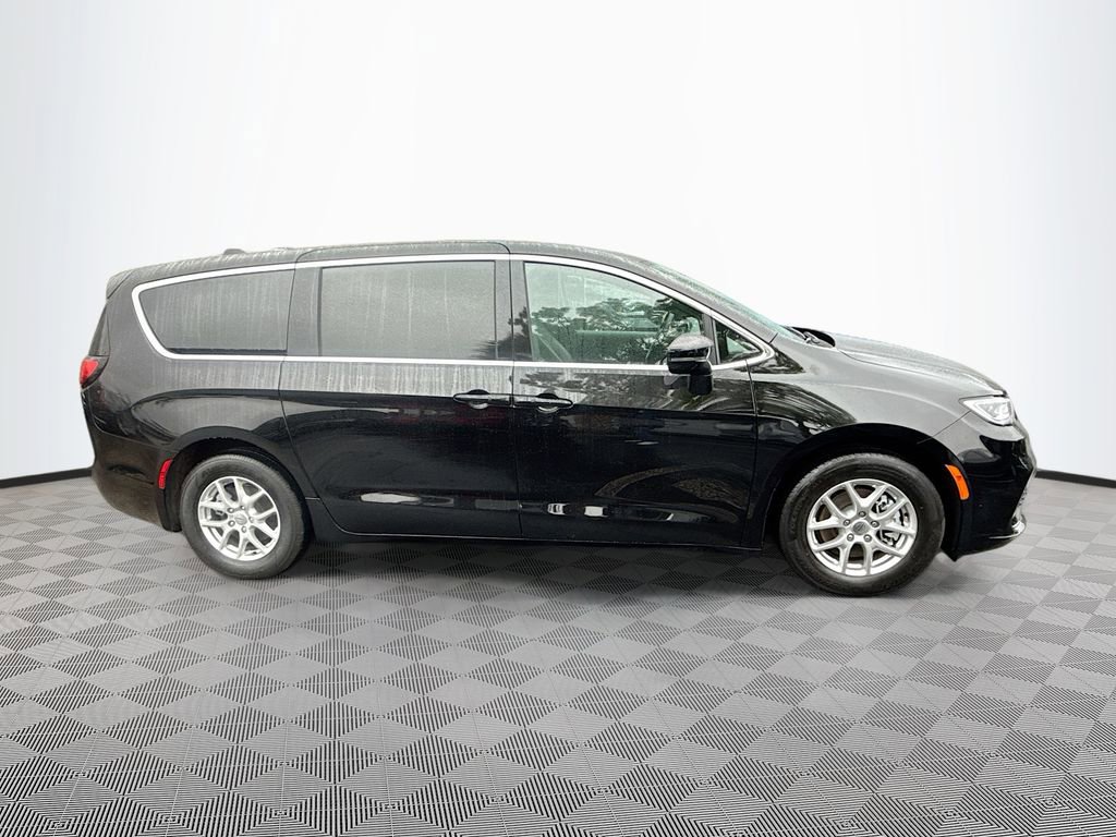 Used 2025 Chrysler Pacifica Select image 5