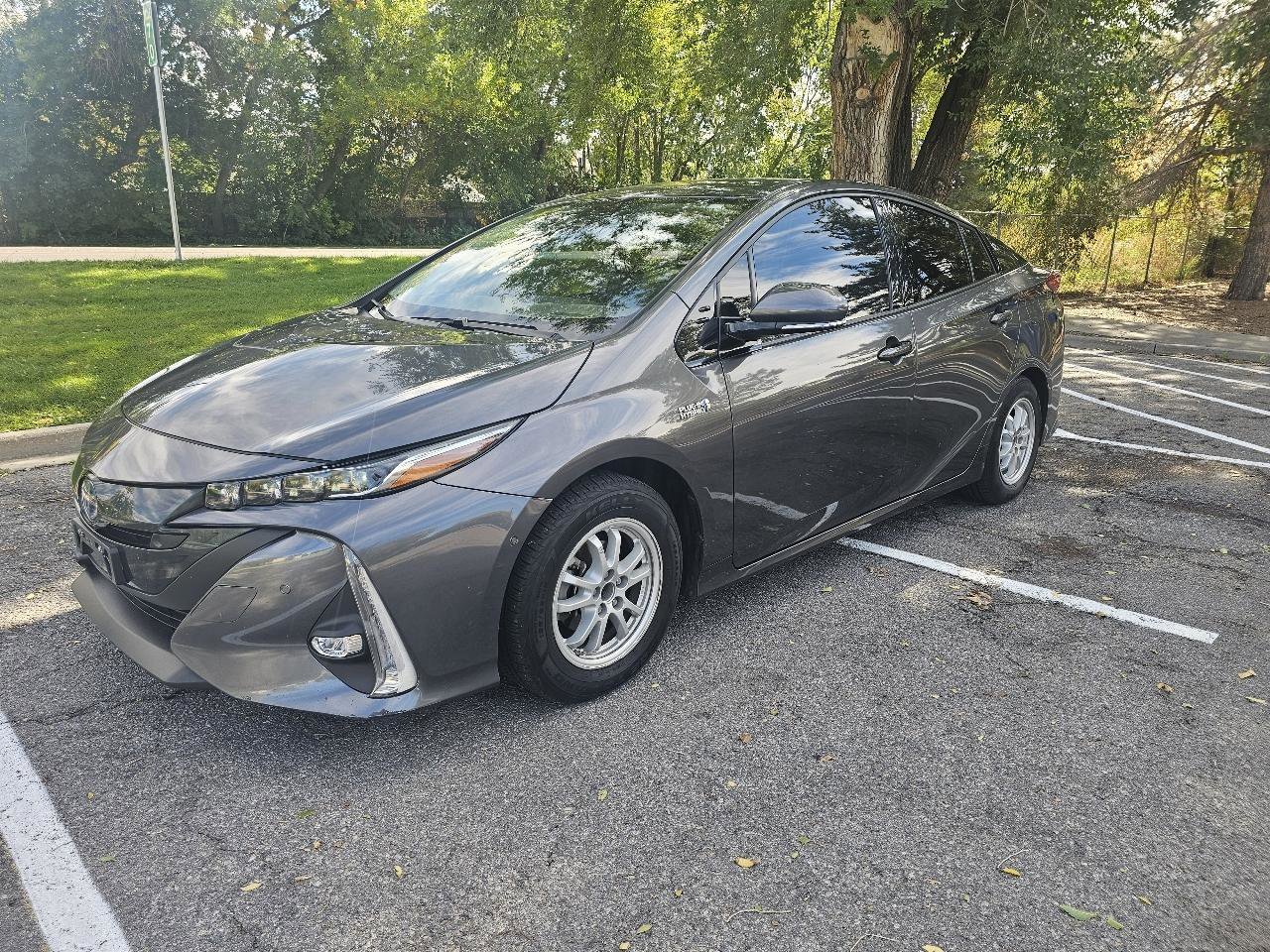 Used 2017 Toyota Prius Prime Advanced w/ Carpet Mat Package FWD image 2