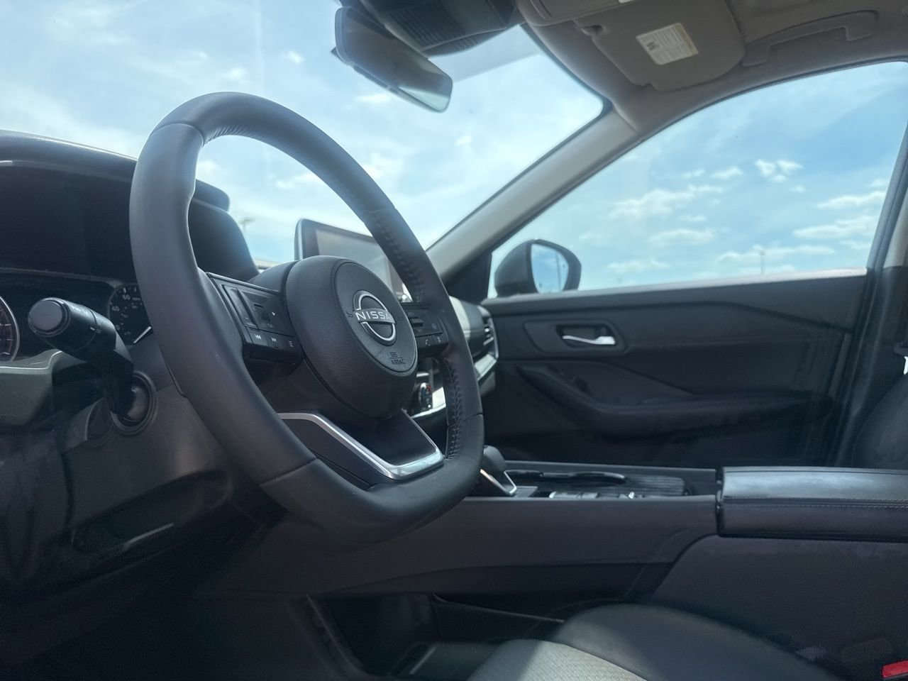 Used 2024 Nissan Rogue SV w/ SV Premium Package image 39