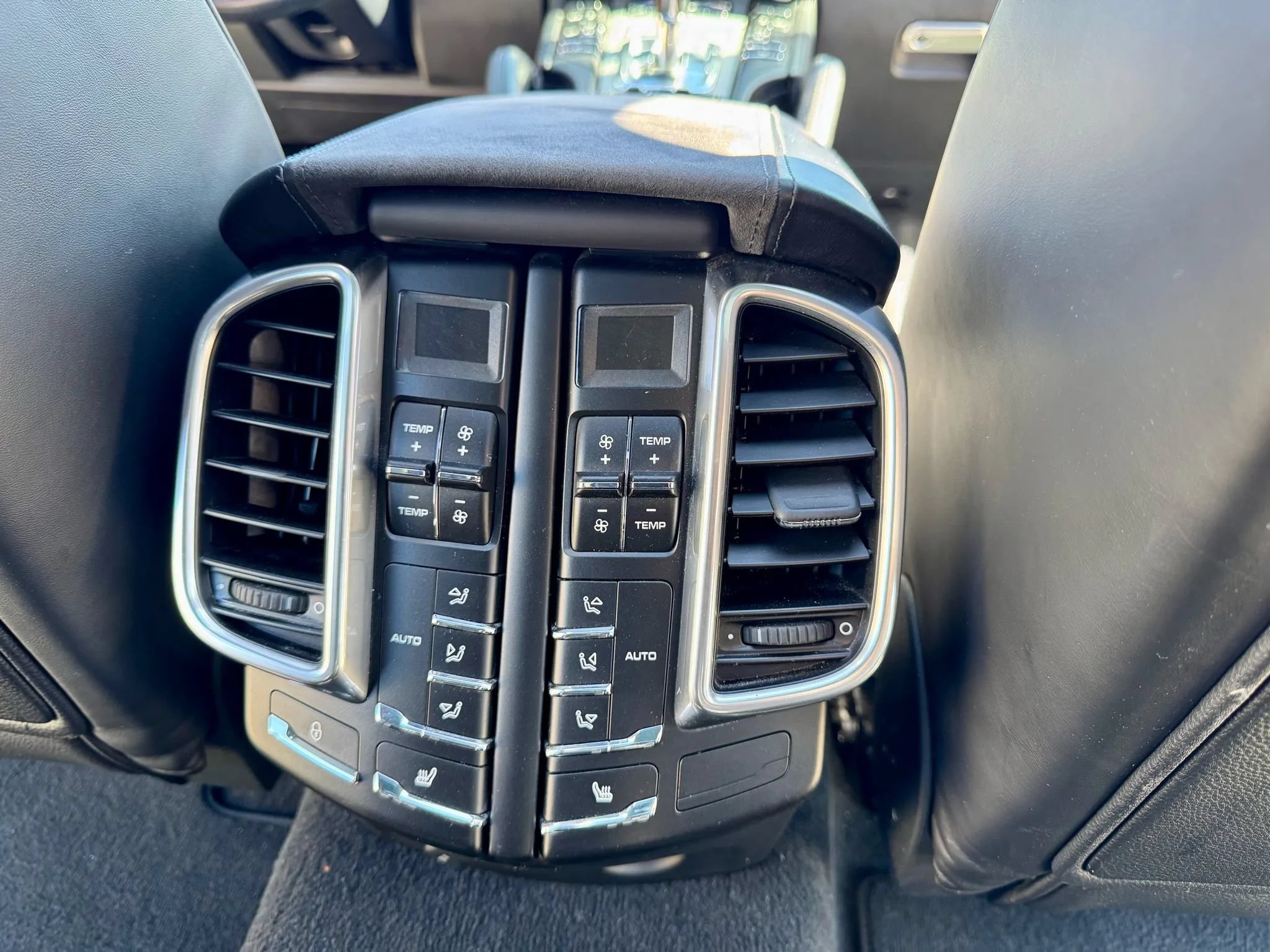 Used 2018 Porsche Cayenne GTS w/ Premium Package Plus AWD/4WD image 30