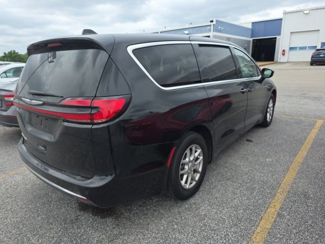 Used 2025 Chrysler Pacifica Select FWD image 4