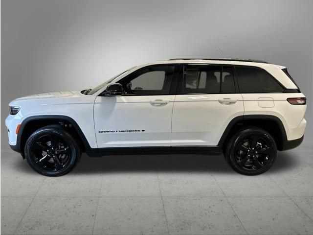 Used 2023 Jeep Grand Cherokee Altitude AWD/4WD image 2
