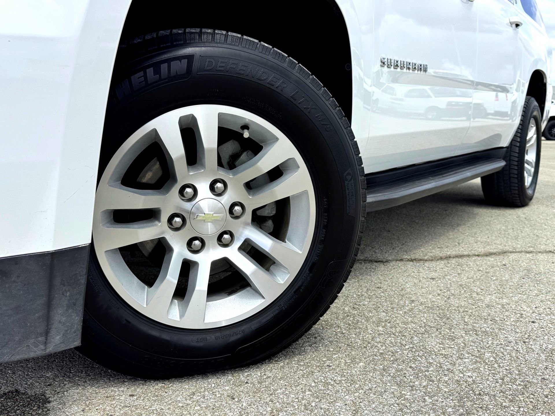 Used 2018 Chevrolet Suburban LT RWD image 2