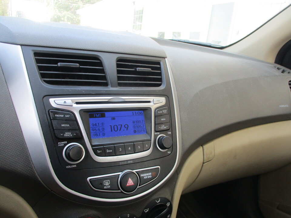 Used 2014 Hyundai Accent GLS FWD image 31
