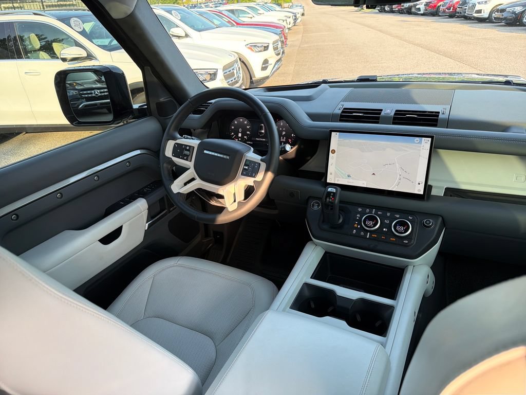 Used 2025 Land Rover Defender 130 X-Dynamic SE AWD/4WD image 57