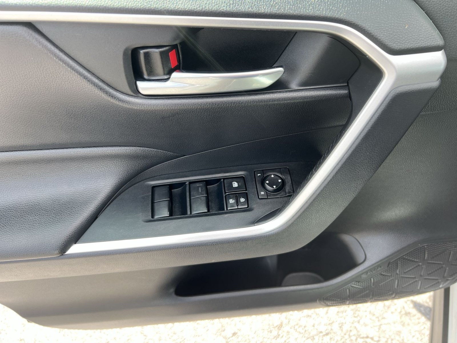 Used 2021 Toyota RAV4 XLE w/ Convenience Package AWD/4WD image 15