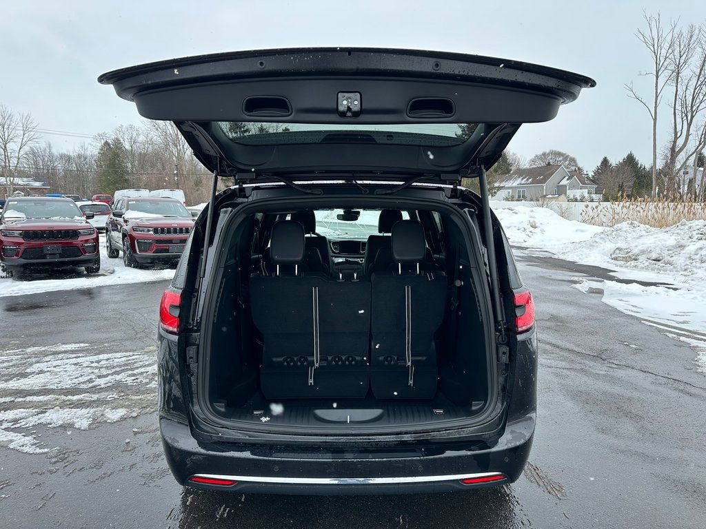 New 2026 Chrysler Pacifica Select image 12