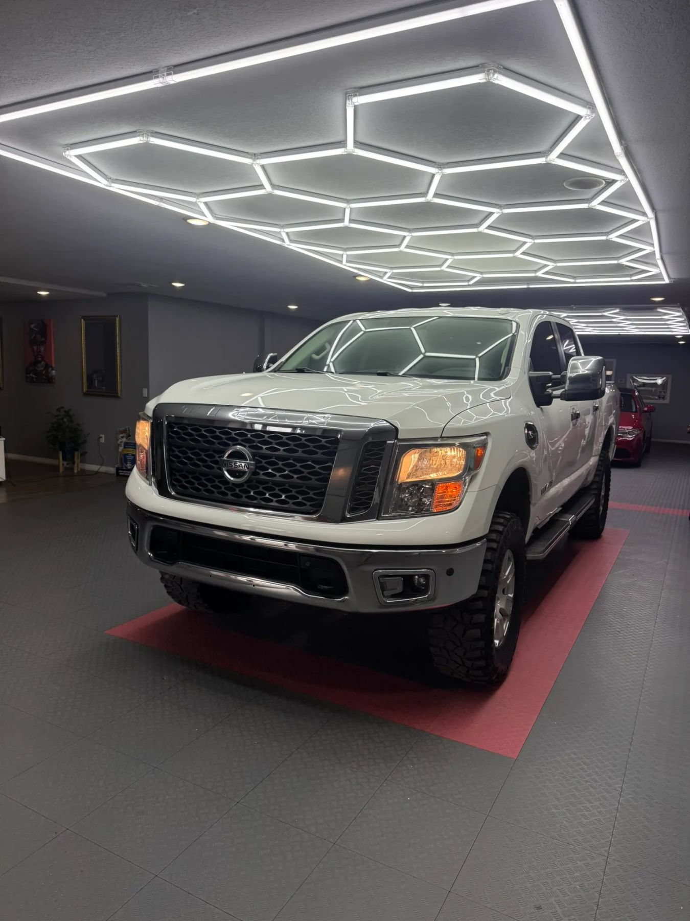 Used 2017 Nissan Titan SV RWD image 3