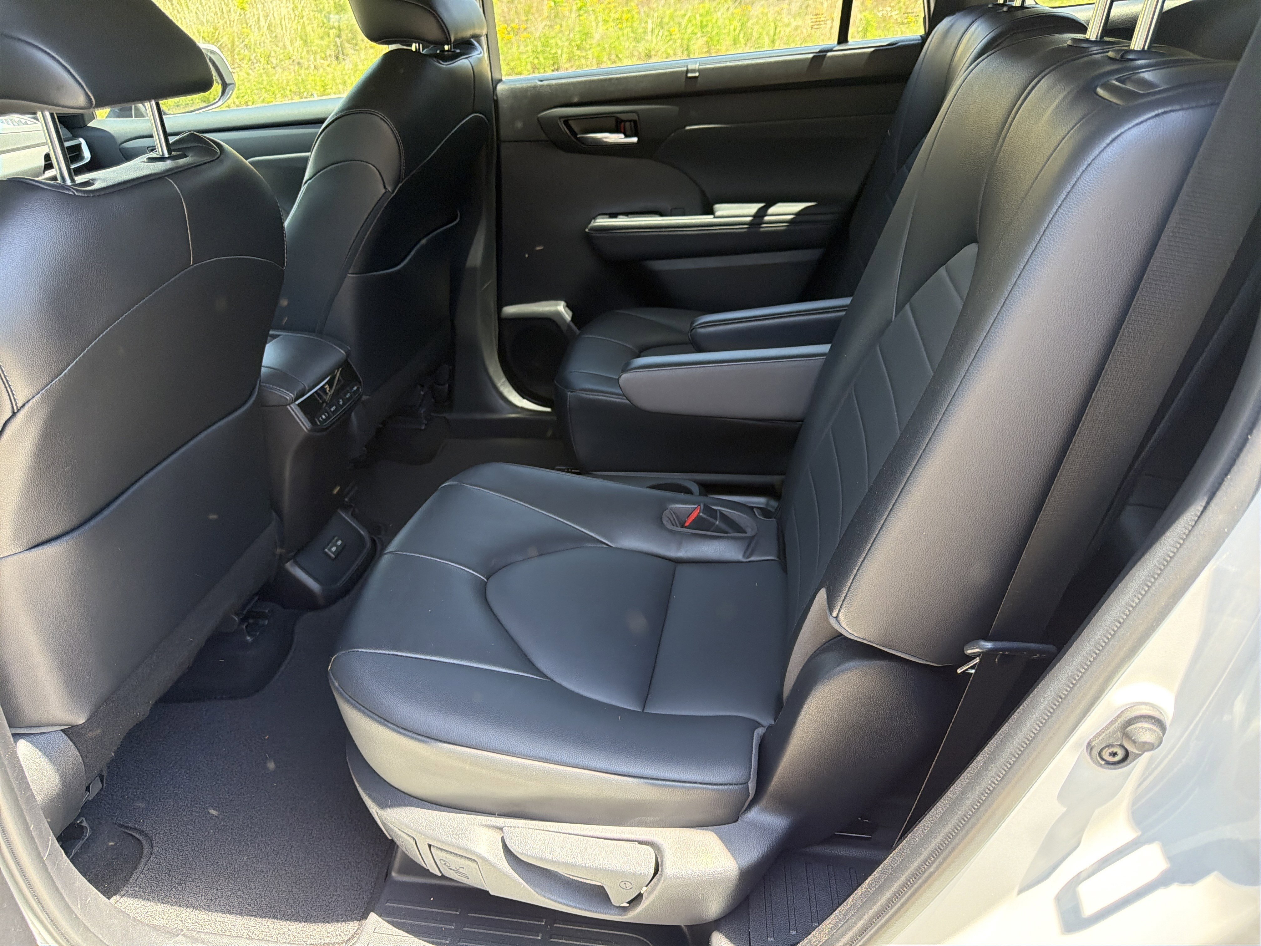 Used 2022 Toyota Highlander XLE FWD image 21