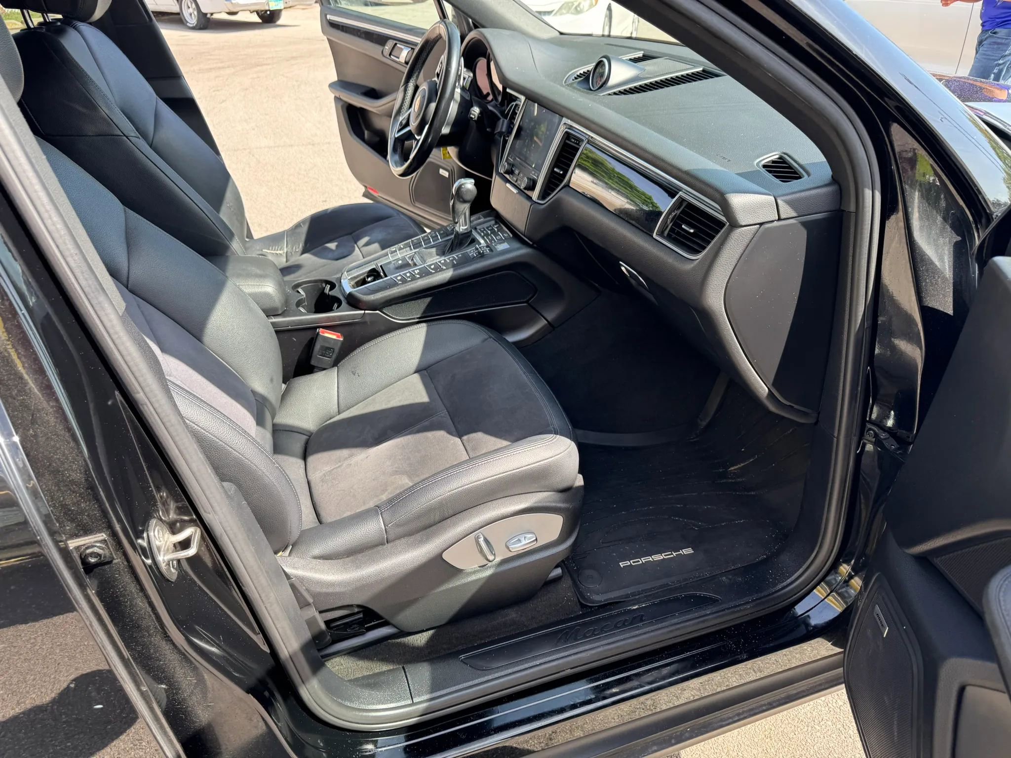 Used 2018 Porsche Macan Sport Edition AWD/4WD image 22