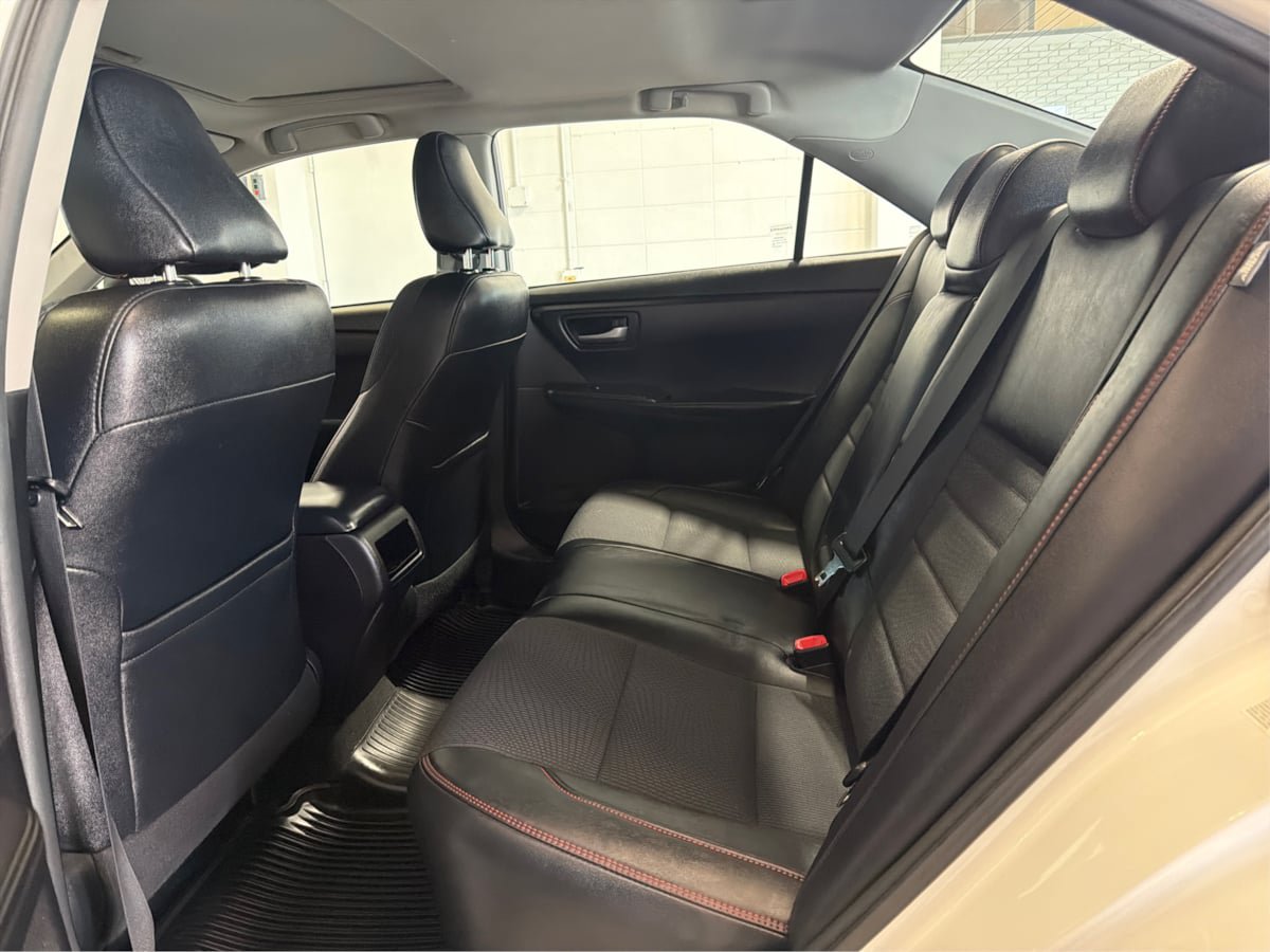 Used 2017 Toyota Camry SE w/ Moonroof Package FWD image 10