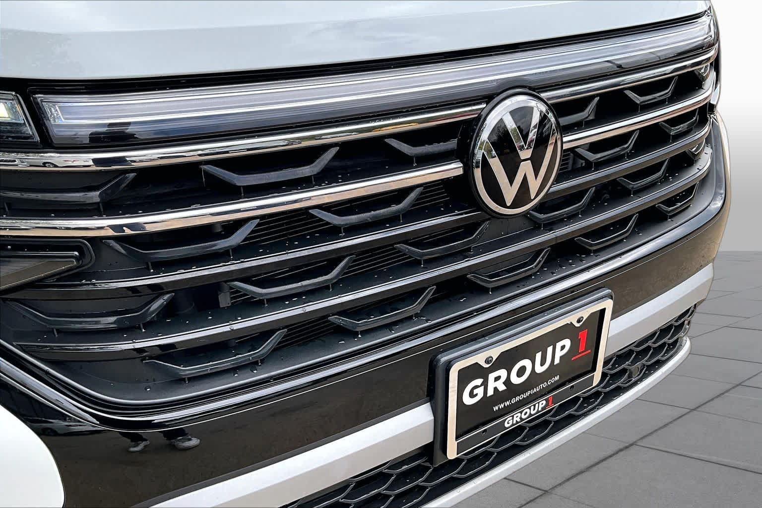 Used 2024 Volkswagen Atlas Peak Edition SE AWD/4WD image 30
