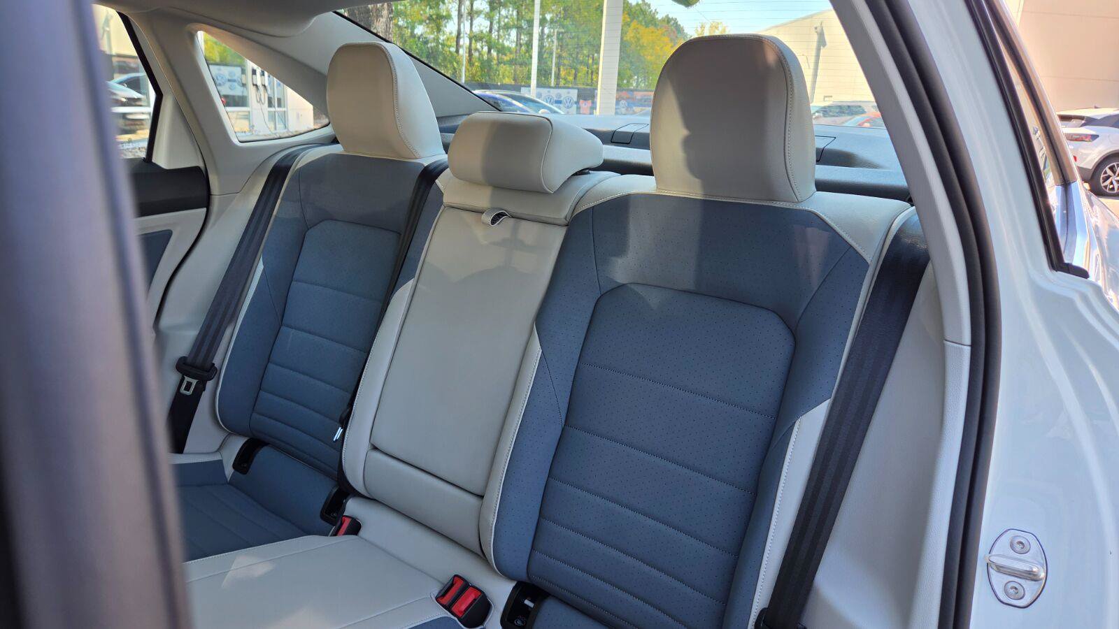 Certified 2025 Volkswagen Jetta SE w/ Sunroof Package FWD image 53