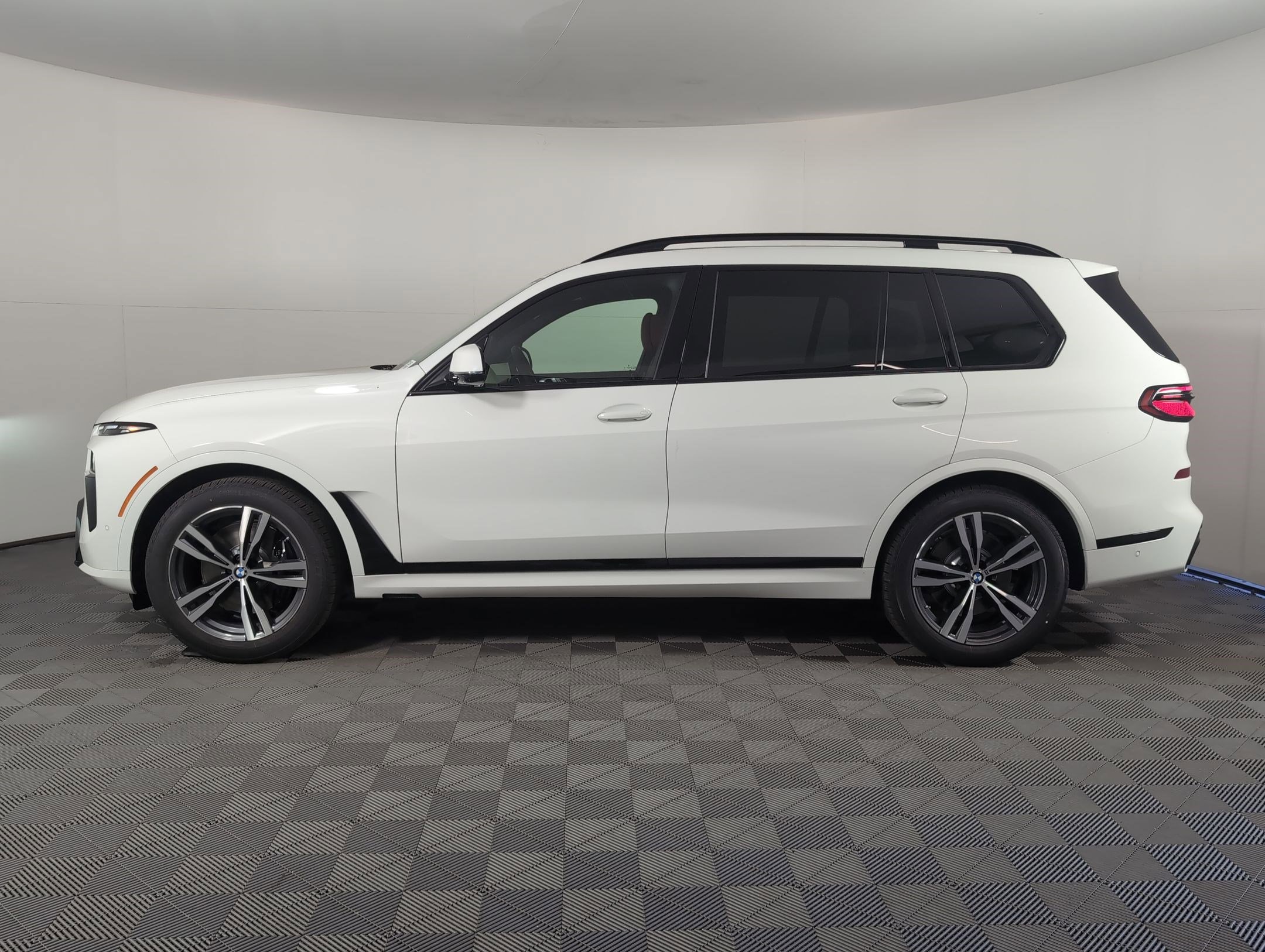 New 2026 BMW X7 xDrive40i w/ Executive Package video 2