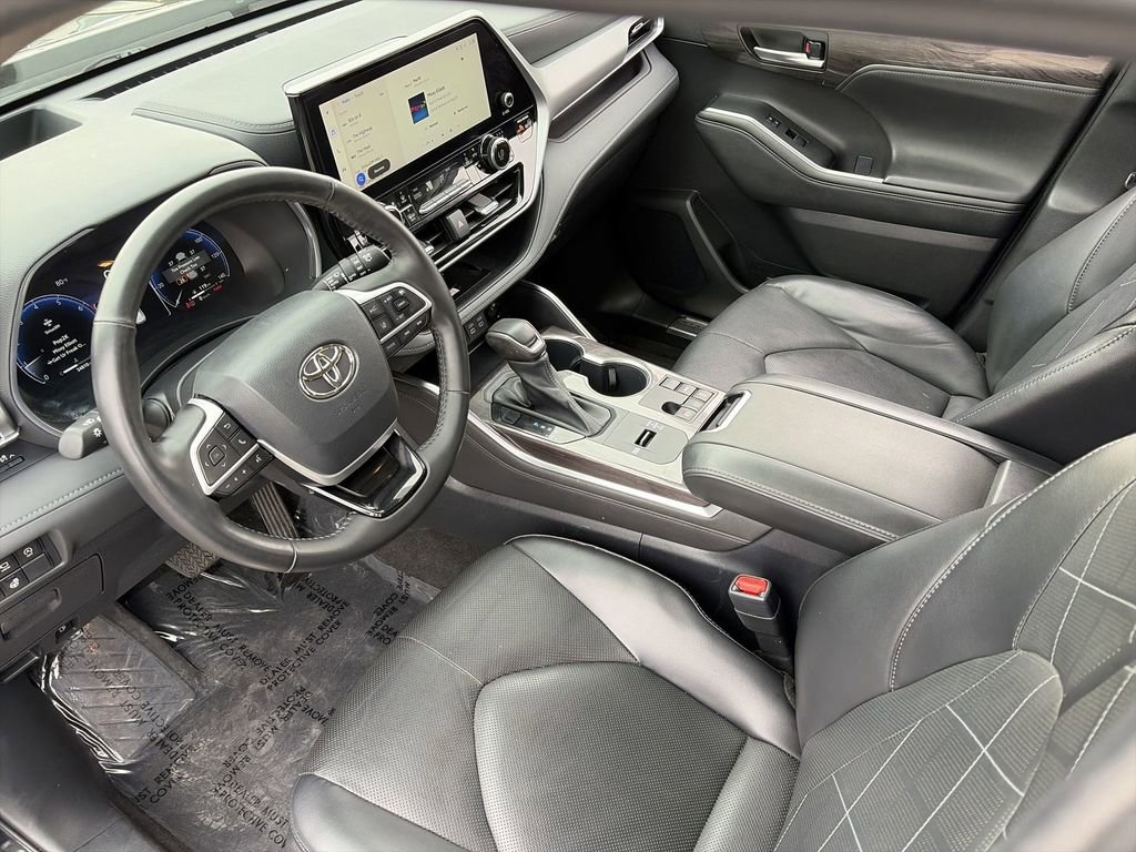 Used 2023 Toyota Highlander Platinum FWD image 12