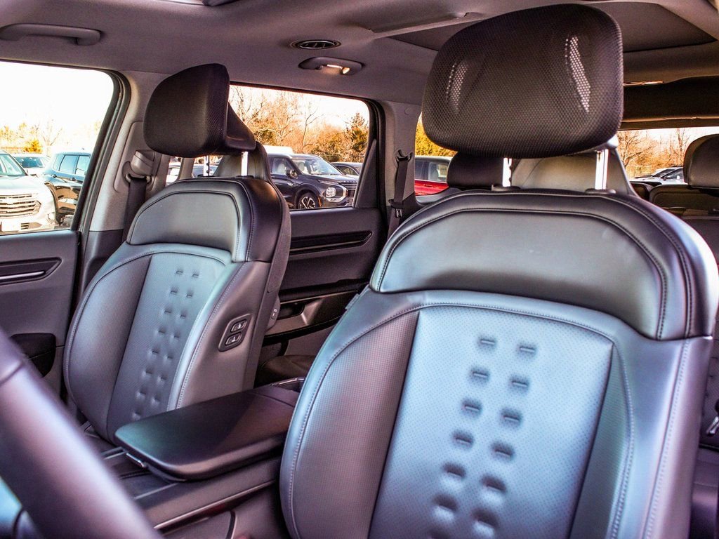 Used 2025 Kia EV9 Wind image 33